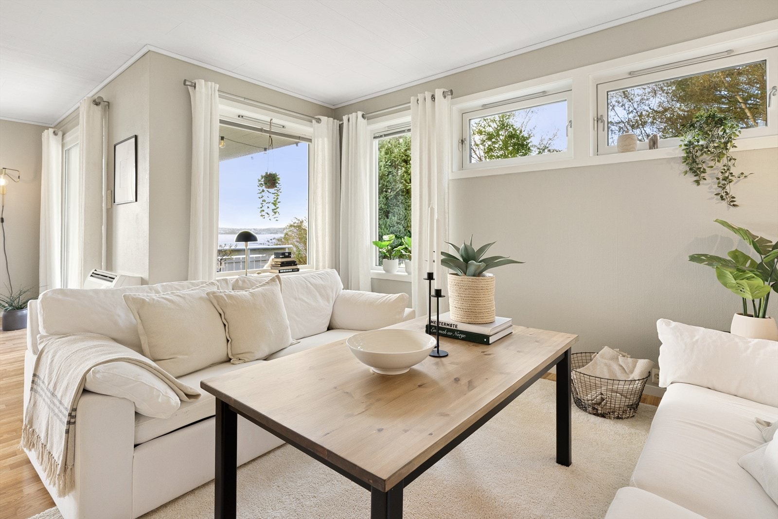 - Store vindusflater med godt lysinnslipp - Galleribilde