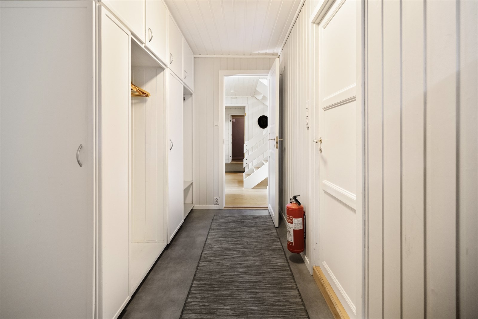- Ekstra gang med god oppbevaringsplass og adkomst til boder og vaskerom - Galleribilde