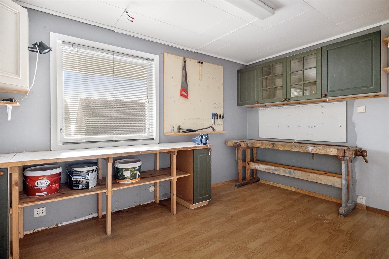 - Verkstedet er godkjent som soverom, men er brukt som bod og verksted i senere år - Galleribilde