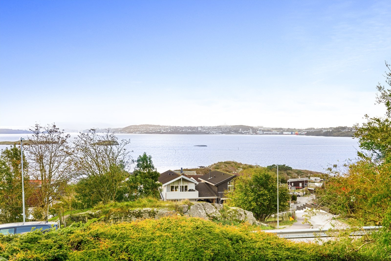 - Det er flotte turstier i nærområdet og både badestrender og båthavn innen få minutters avstand - Galleribilde