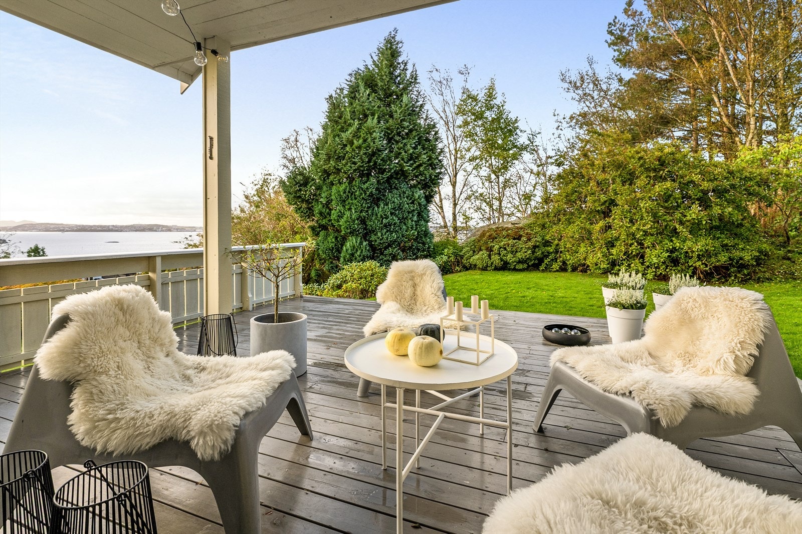 - Her kan man nyte gode solforhold og vakker utsikt over nærområdet og sjø - Galleribilde