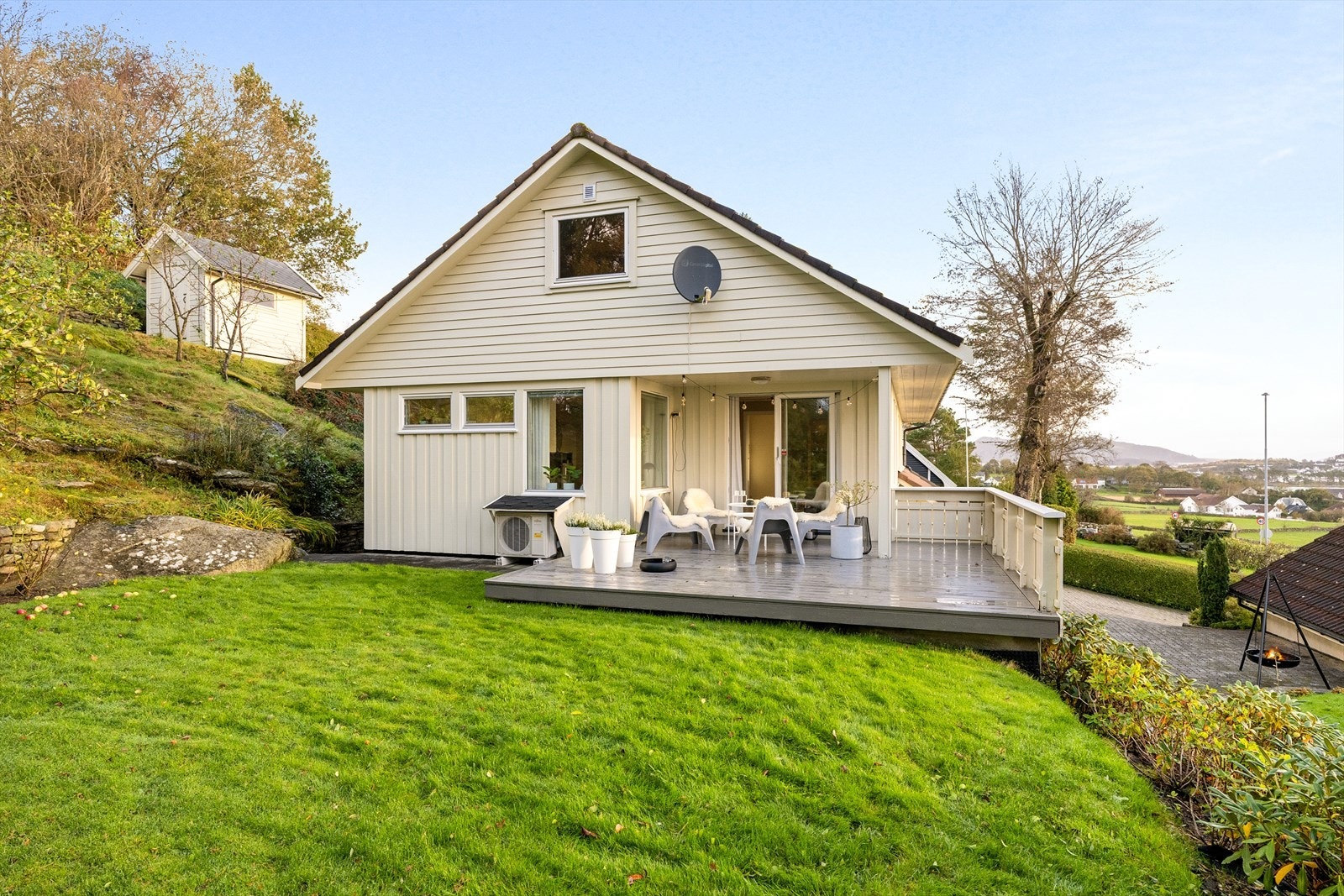 - Hagen er delt i to nivåer, med hønsehus og frukttrær i skråningen - Galleribilde