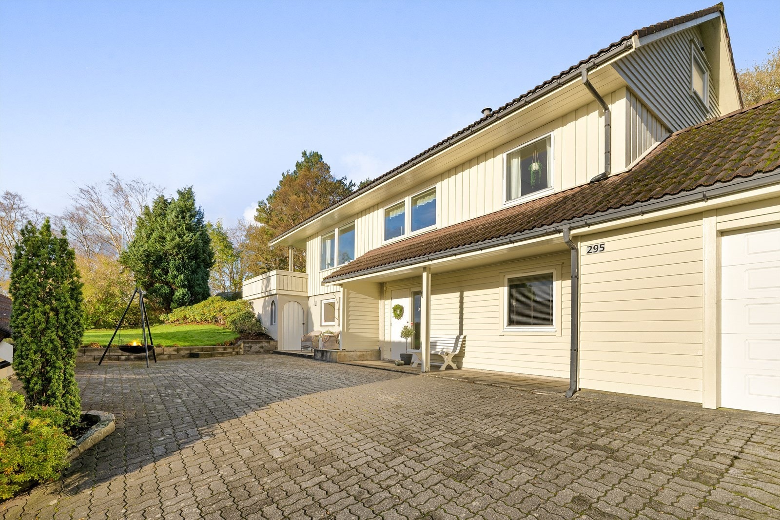 - Det er flere uteplasser rundt boligen slik at en kan flytte seg etter vær og vind - Galleribilde