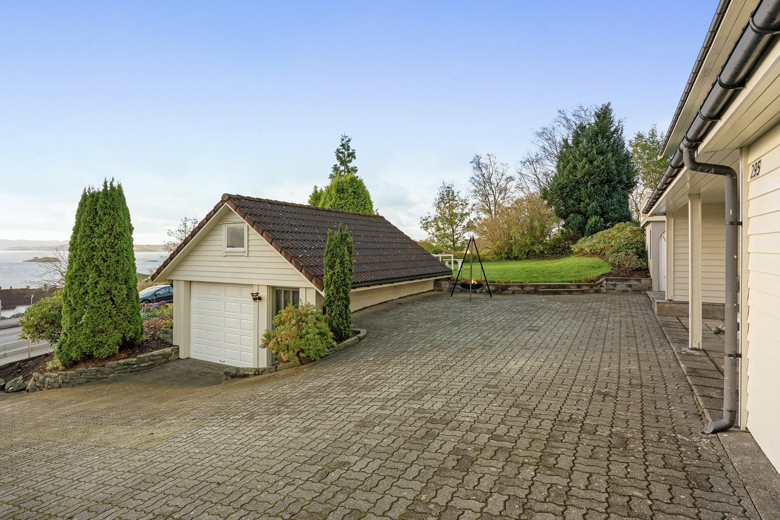 - Stort gårdsrom med plass til flere biler - Galleribilde