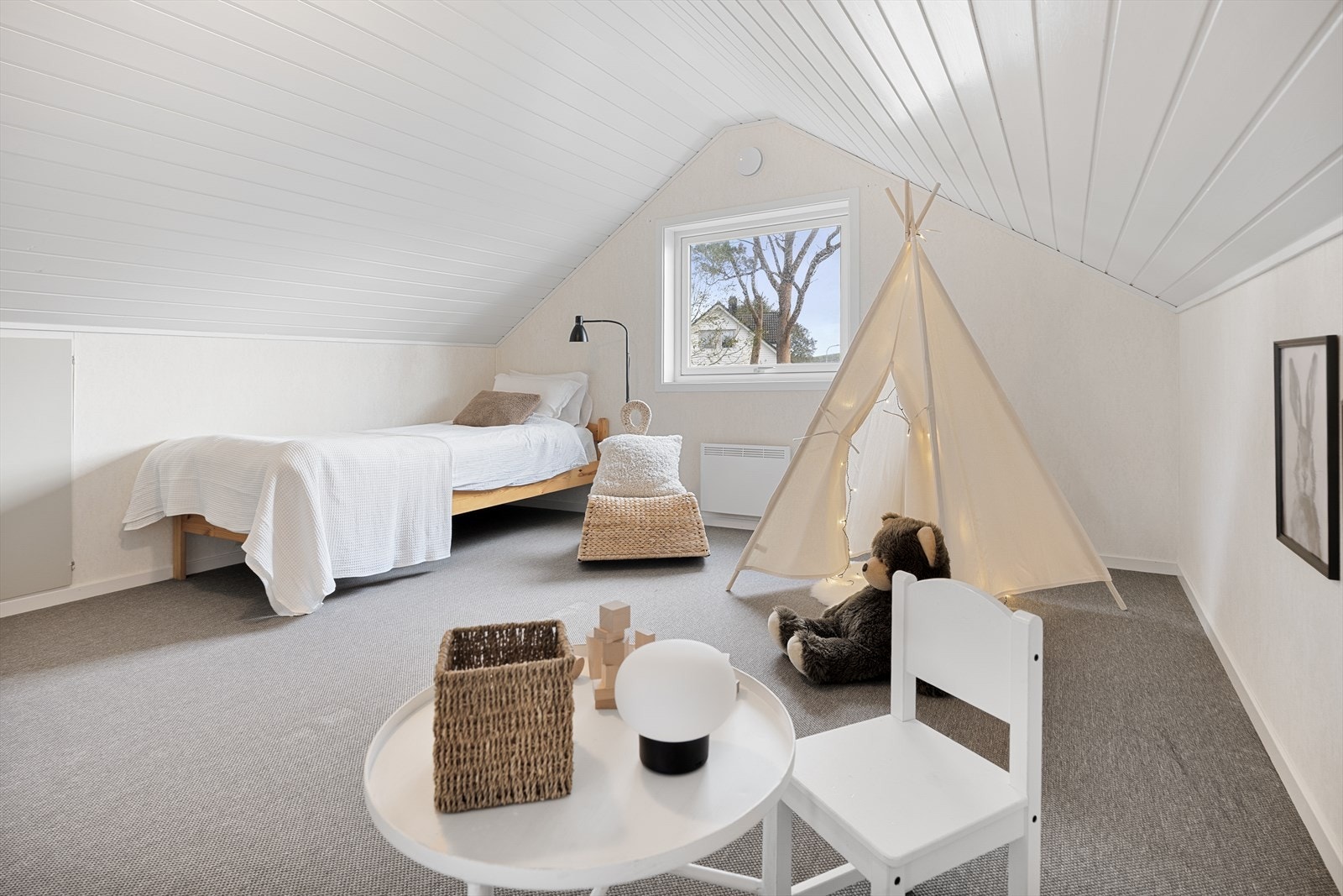 - Oppbevaring i kneloft på begge sider, samt plassbygde skap - Galleribilde