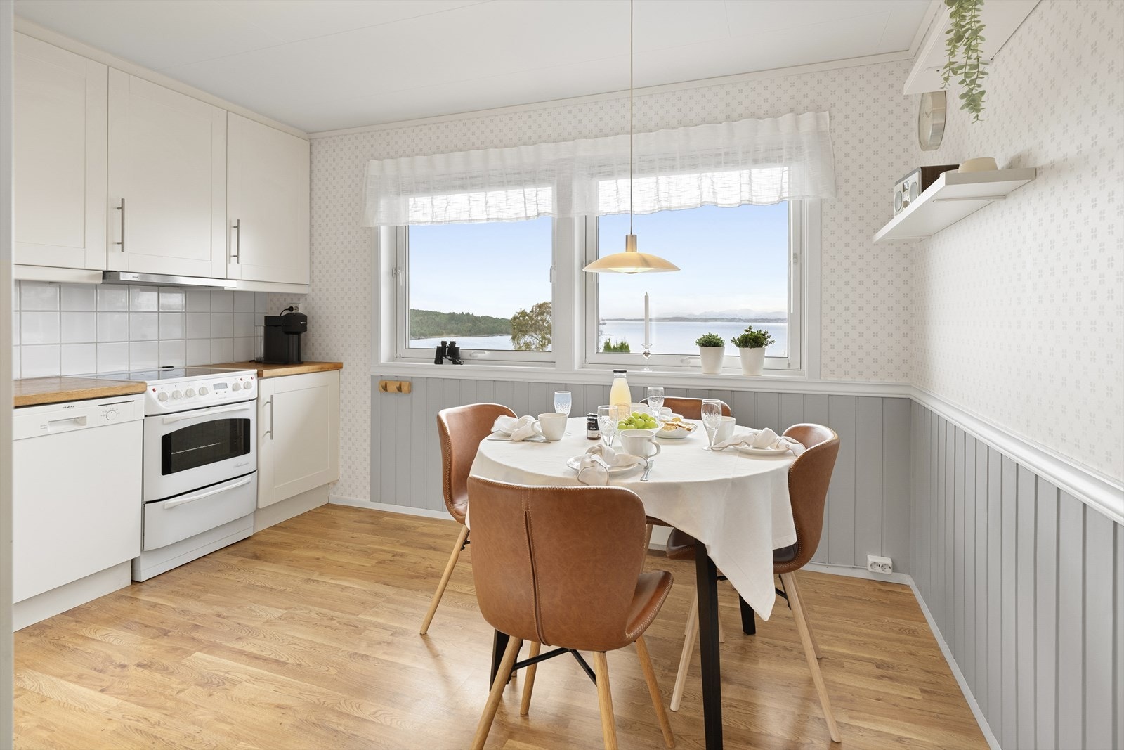 - Plass til frokostbord på kjøkkenet - Galleribilde