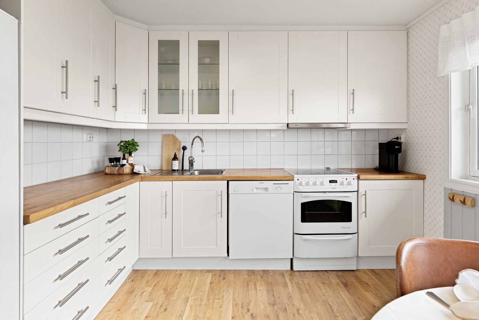 - Kjøkkenet er lyst og innbydende med god oppbevaringsplass - Galleribilde