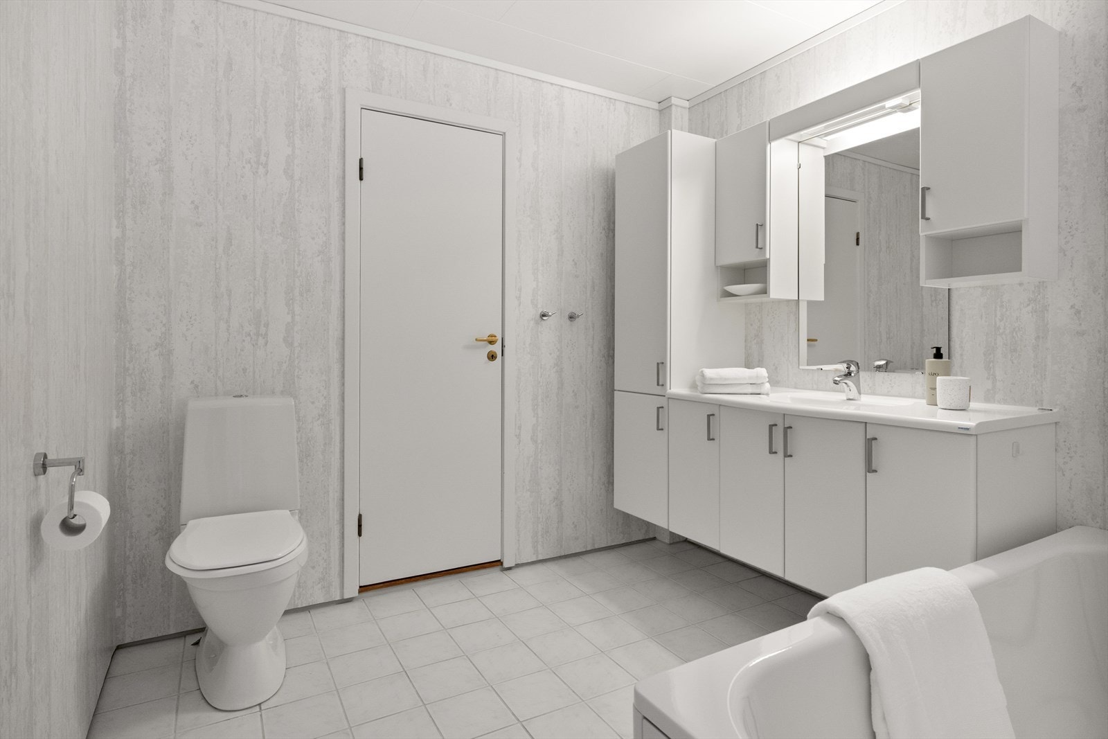 - Baderommet har stort møblement, toalett og badekar - Galleribilde