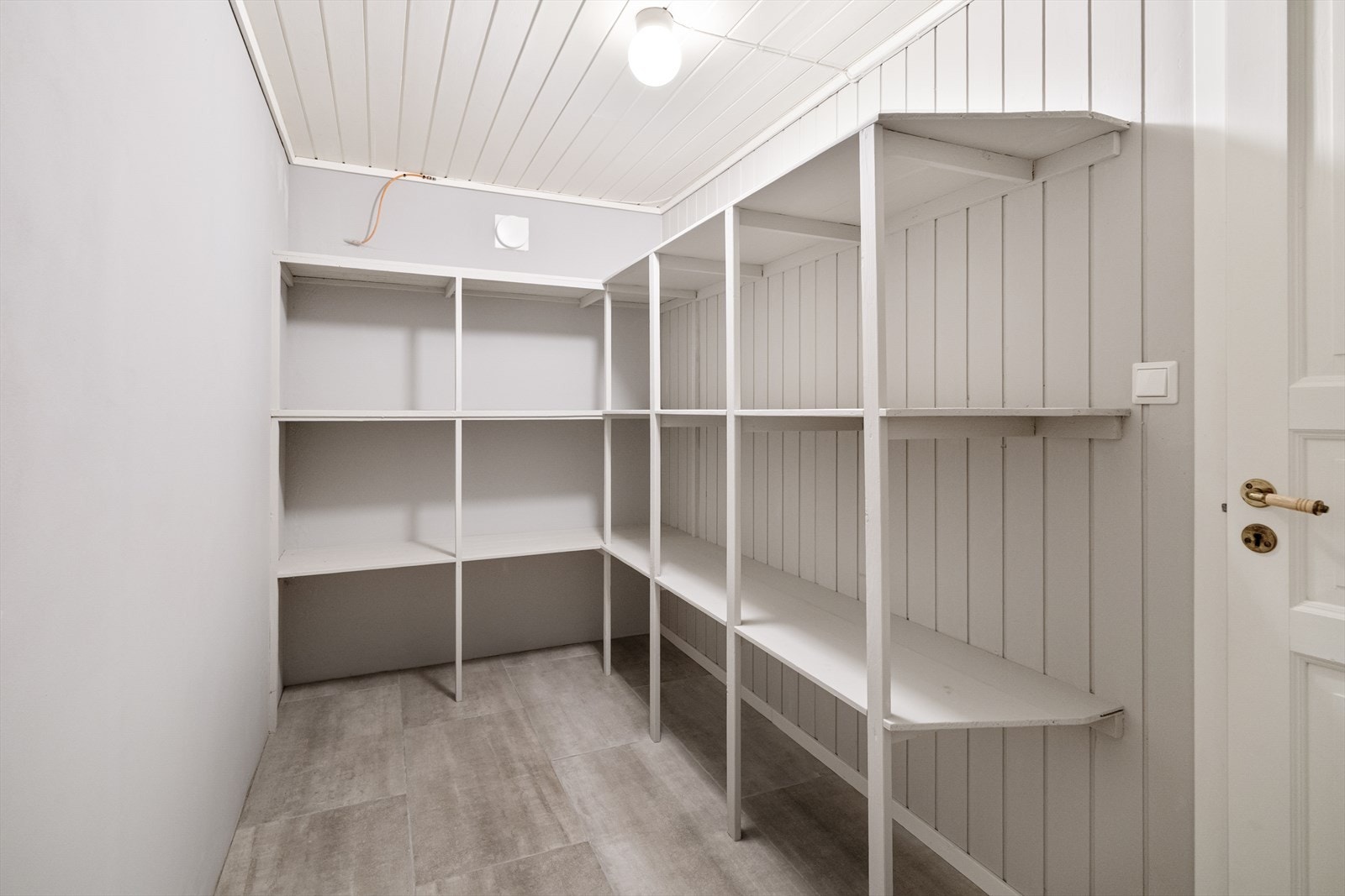 - Det er en rekke boder, både innvendig og utvendig i boligen, i tillegg til god lagring i to garasjer - Galleribilde