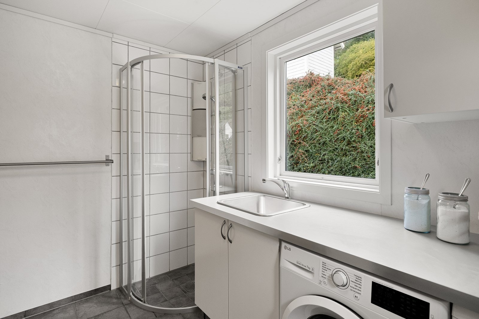 - Vaskerommet er av god størrelse med dusjhjørne, opplegg for vaskemaskin og godt med benkeplass - Galleribilde