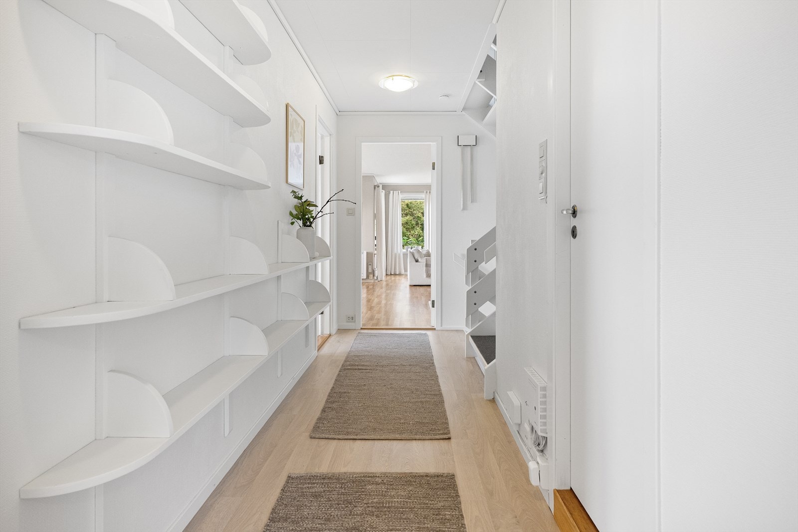 - Romslig gang til bad og soverom i hovedetasjen - Galleribilde