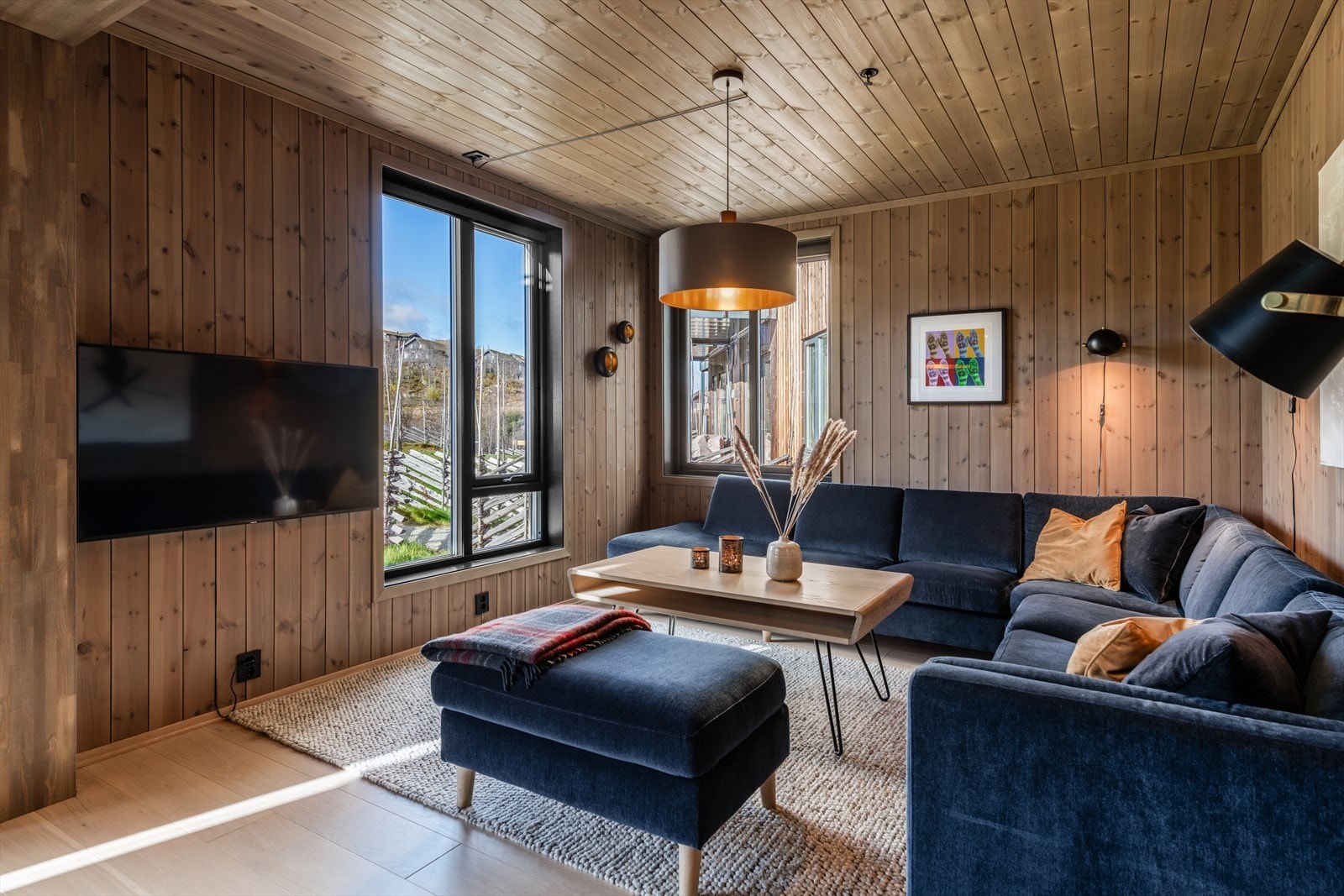 Store vindusflater som slipper inn godt med lys Galleribilde