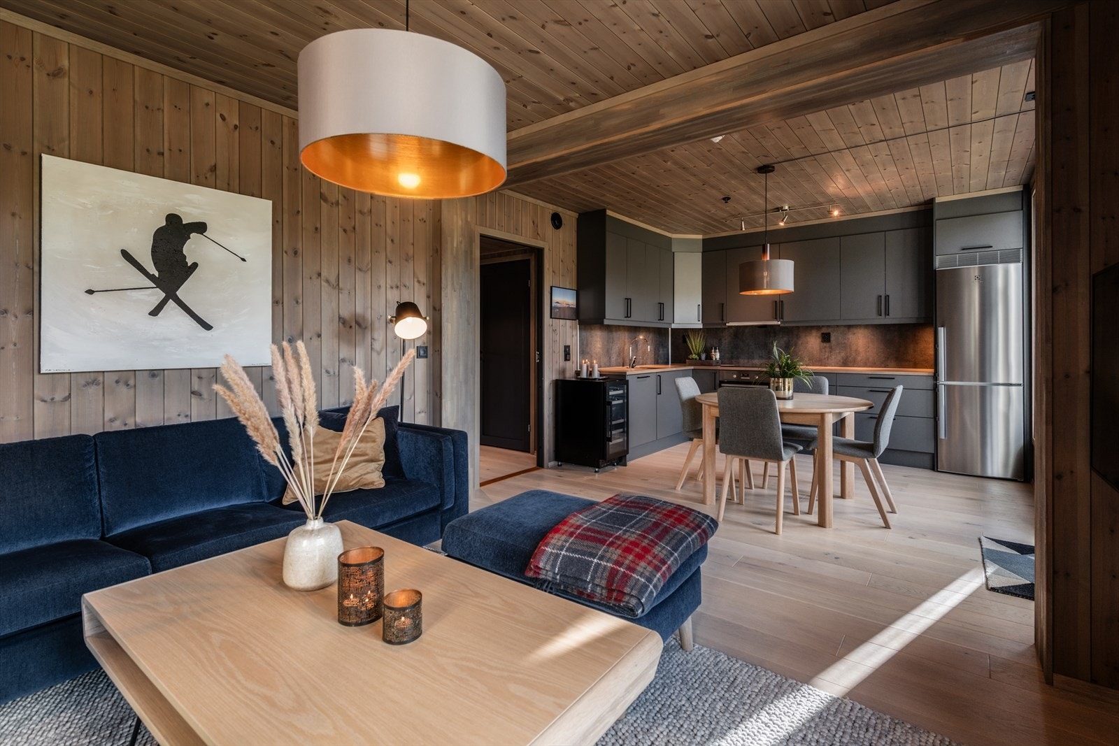 Åpen og sosial løsning mellom stue/spisestue og kjøkken Galleribilde