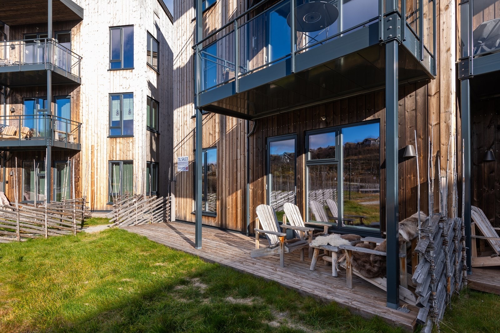 Den dels overbygde terrassen ligger solrikt til Galleribilde