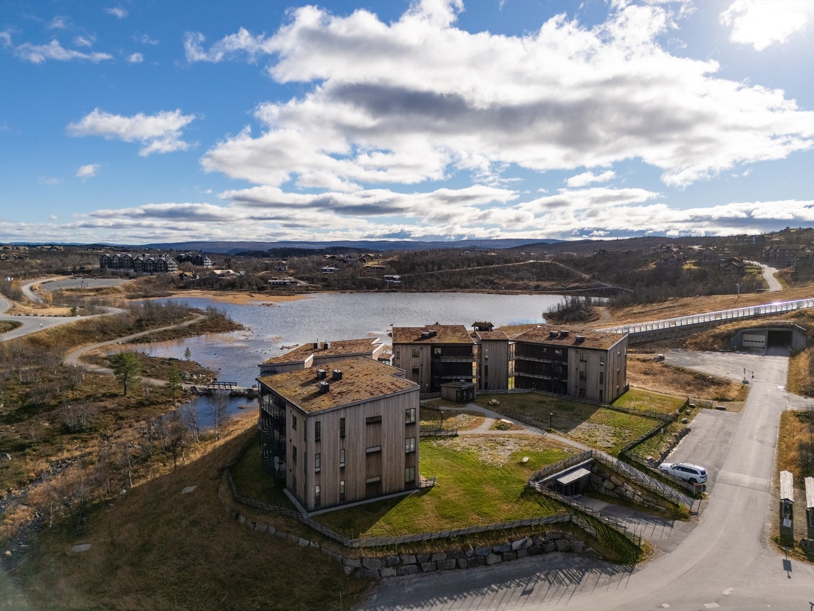 I Geilo sentrum finner du et bredt utvalg innen spisesteder, service og shopping. Alt ligger sentralt til med kort avstand til Geilos øvrige tilbud. Galleribilde