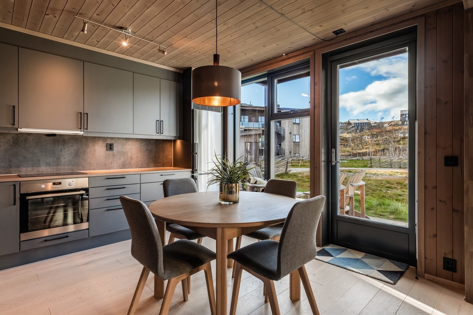 Det er spesialtilpassede plisségardiner i samme fargetone som karmene! Galleribilde