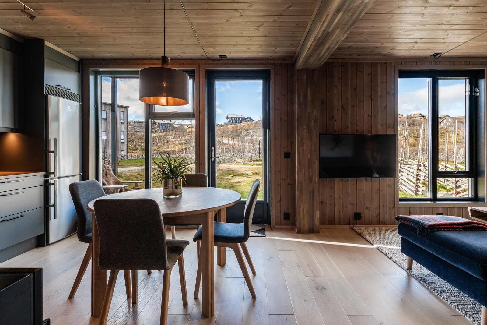 Store vindusflater som gir deg følelsen av å sitte ute inne! Galleribilde