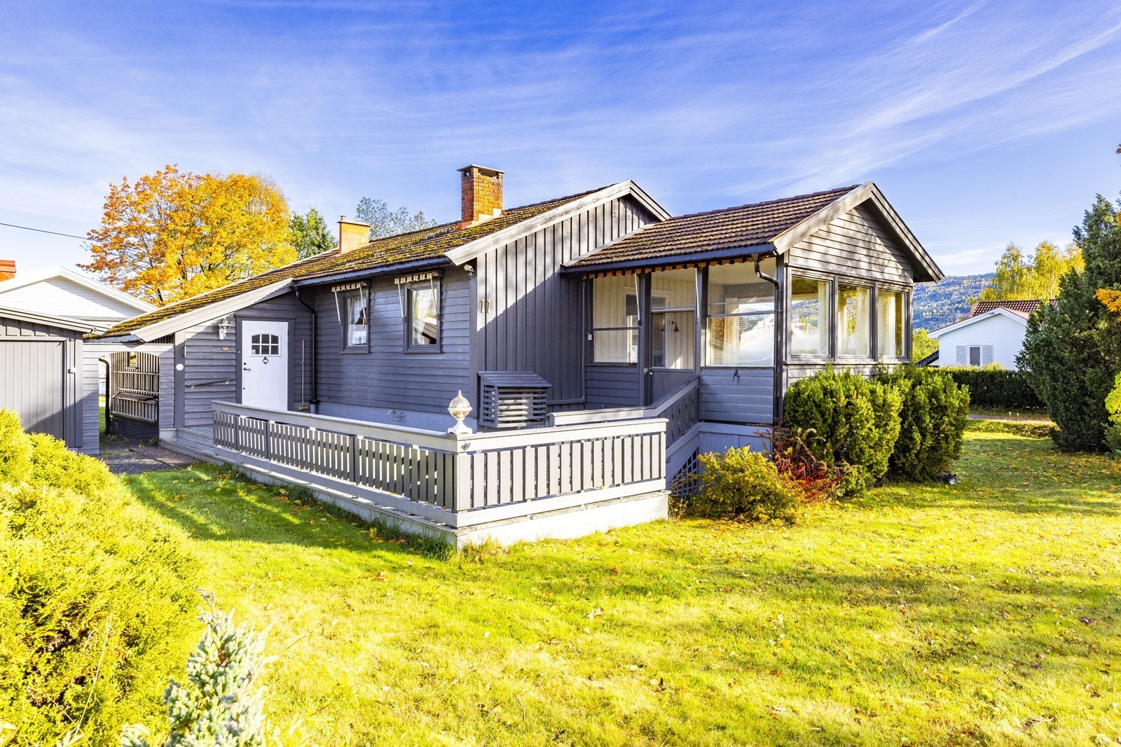 Med utgang fra stue har man også en innglasset og overbygget hagestue. Galleribilde