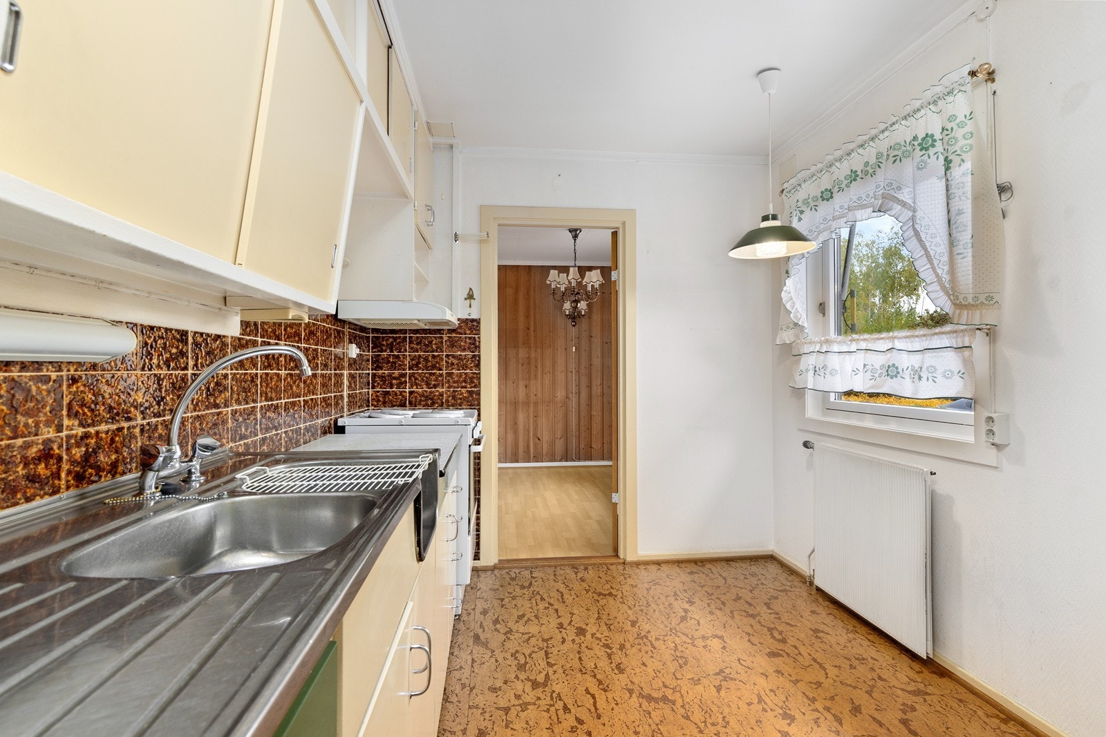 Kjøkkenet ligger praktisk plassert i nærhet til stue. Galleribilde