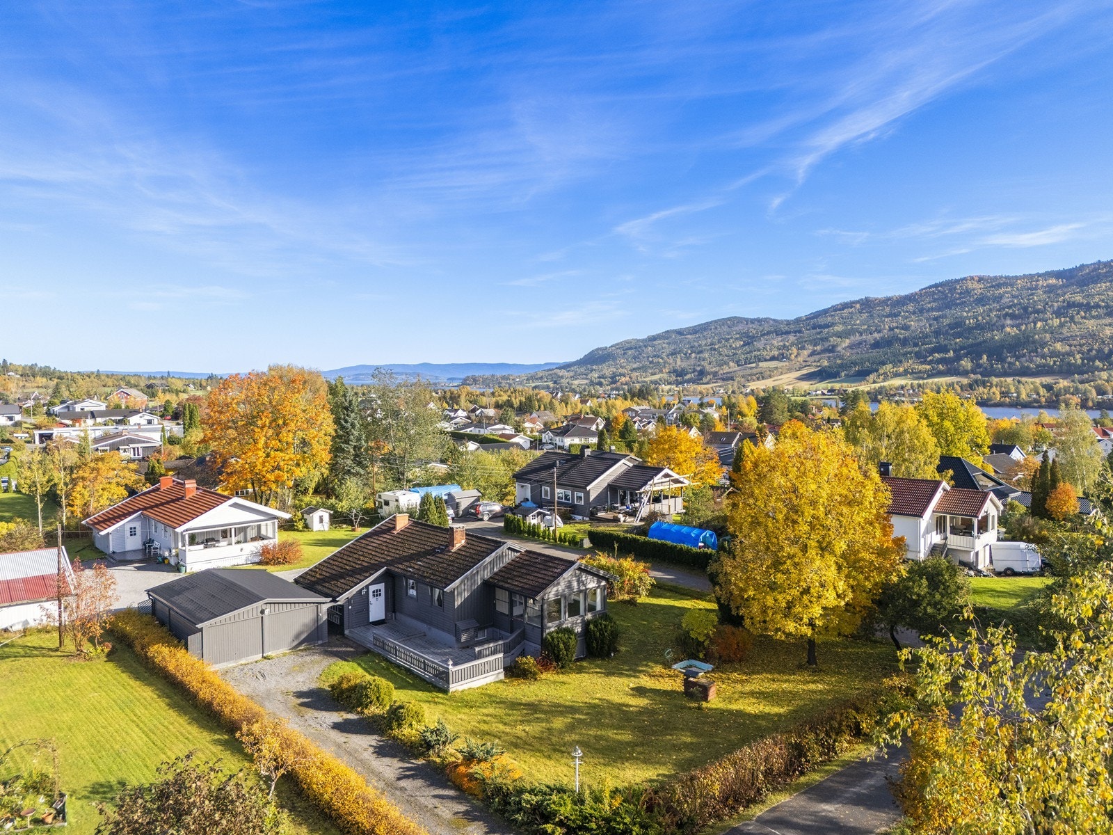 Fra boligen har man gangavstand til skoler, barnehager, butikker, apotek og kaféer. Galleribilde