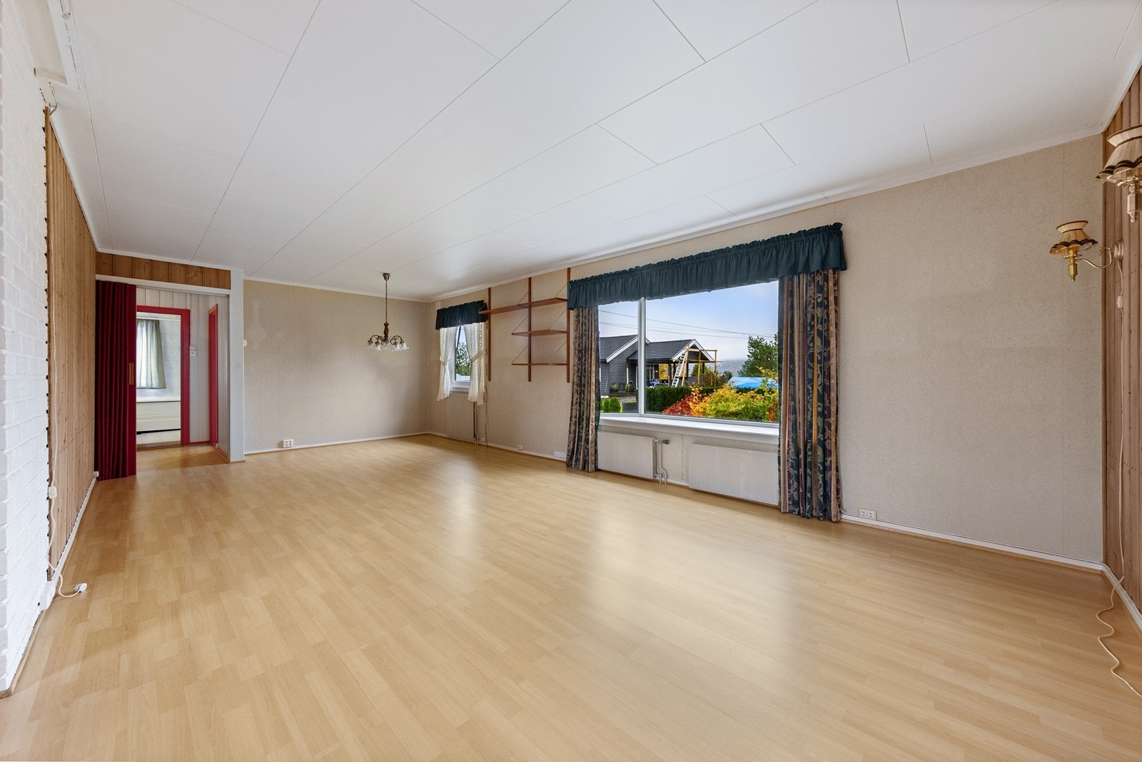 Stuen er romslig med flere møbleringsmuligheter. Galleribilde