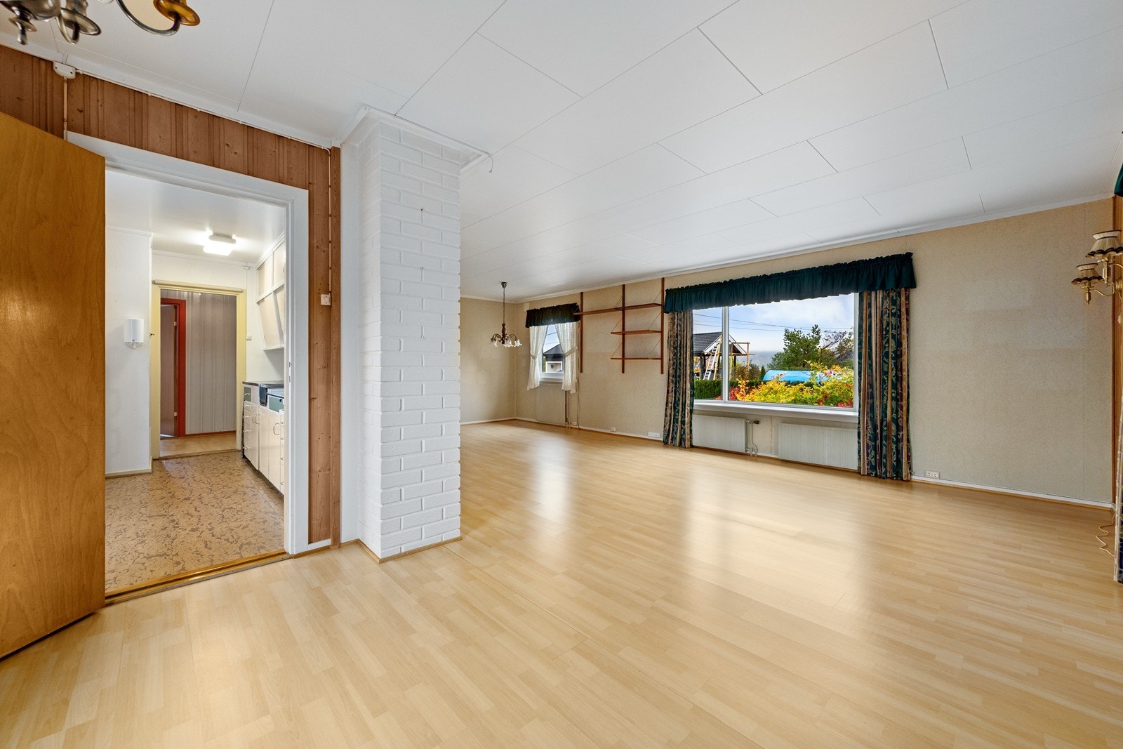 Boligen varmes opp med strøm og har installert varmepumpe i stue, samt radiatorer. Galleribilde