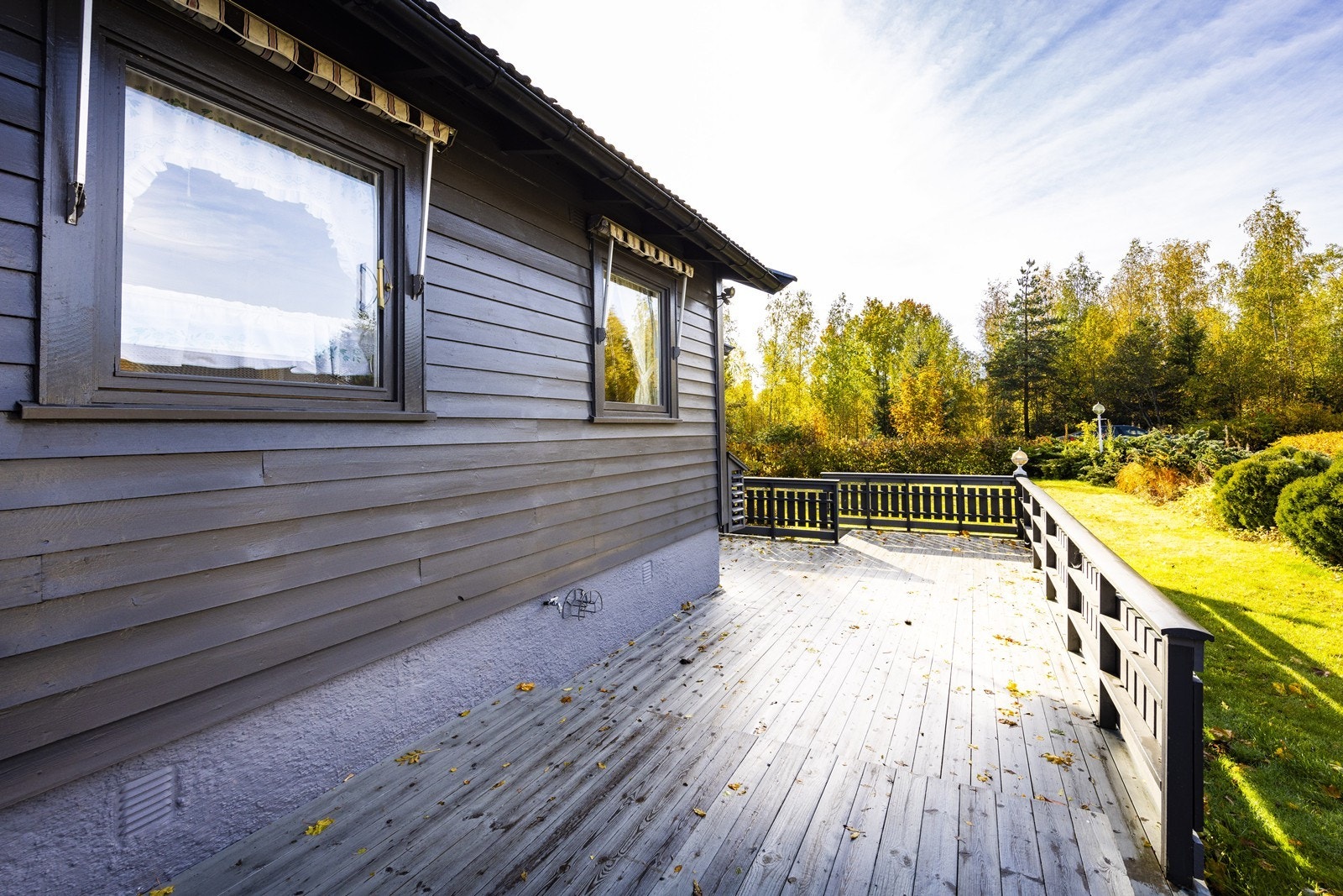 Terrassen strekker seg over to av boligens sider. Galleribilde