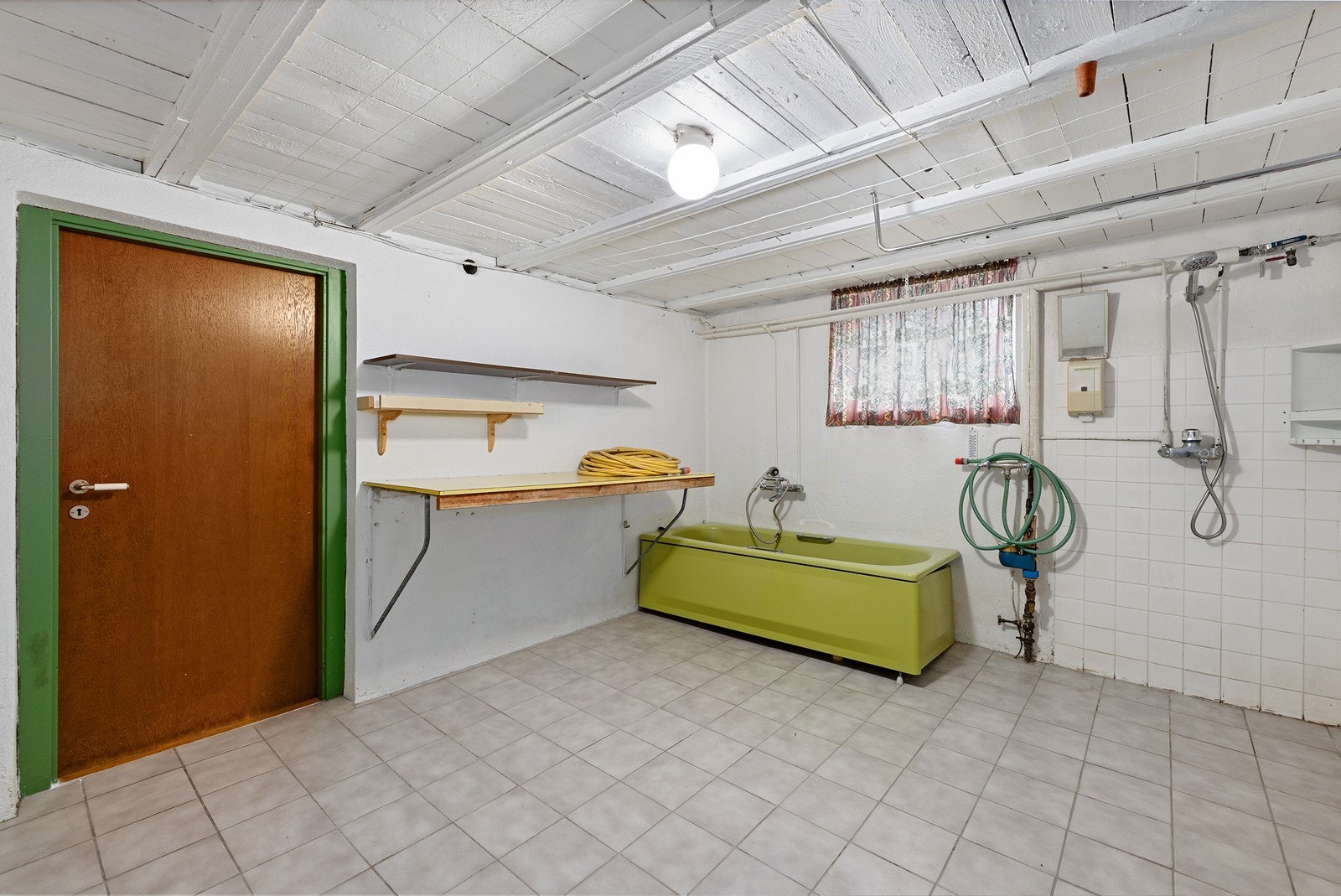 Innredet bad i kjeller er utstyrt med badekar og en åpen dusjløsning (ikke godkjent). Galleribilde