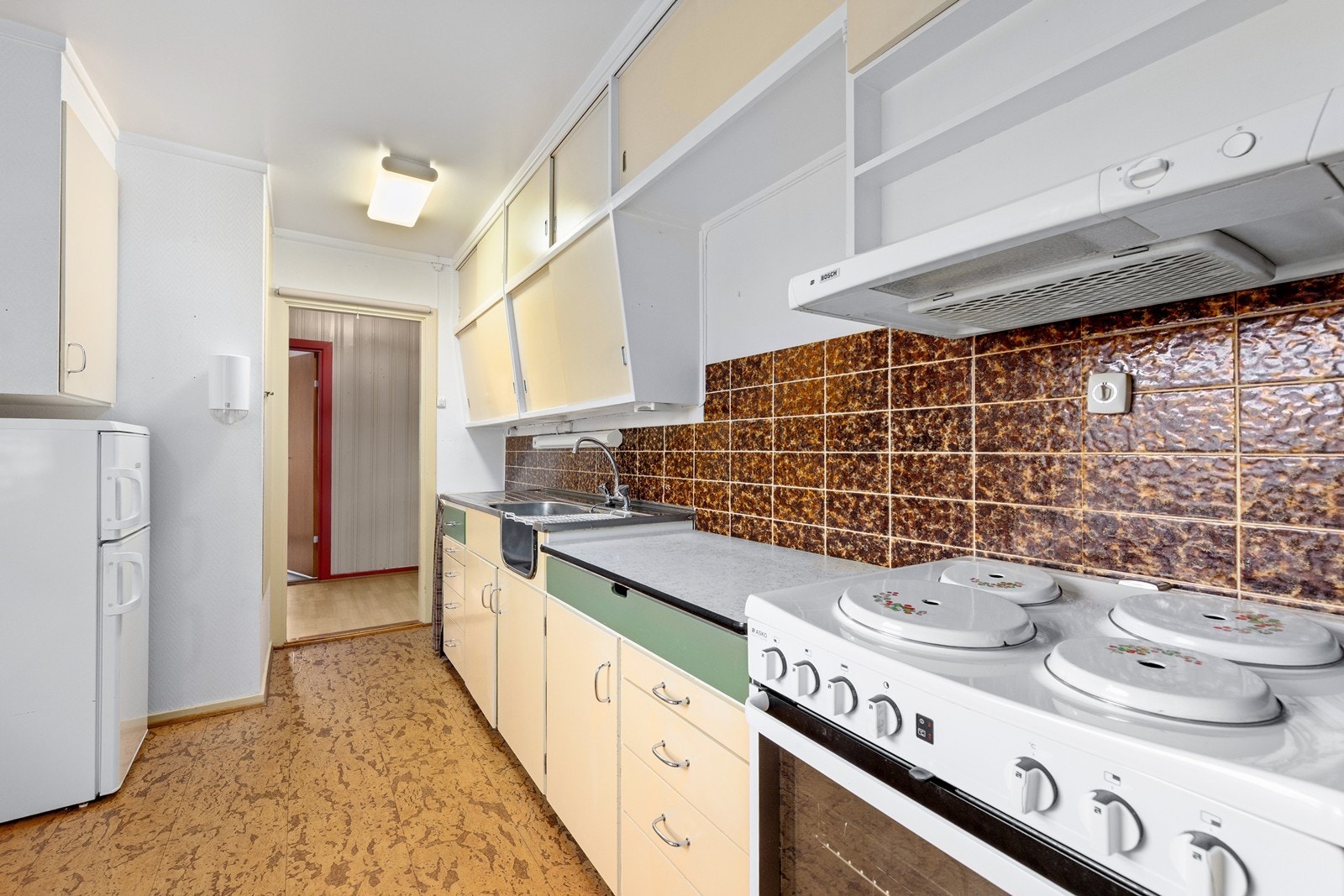 Innredningen har avsatt plass til kjøl/fryseskap og komfyr, samt en ventilator med avtrekk ut. Ventilatoren er av eldre dato, men fungerer som den skal per i dag. Galleribilde