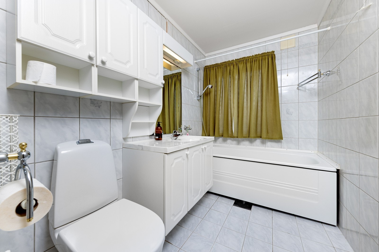 Badet er opprinnelig fra byggeåret, men ble oppgradert med fliser og ny innredning på 1990-tallet. Galleribilde