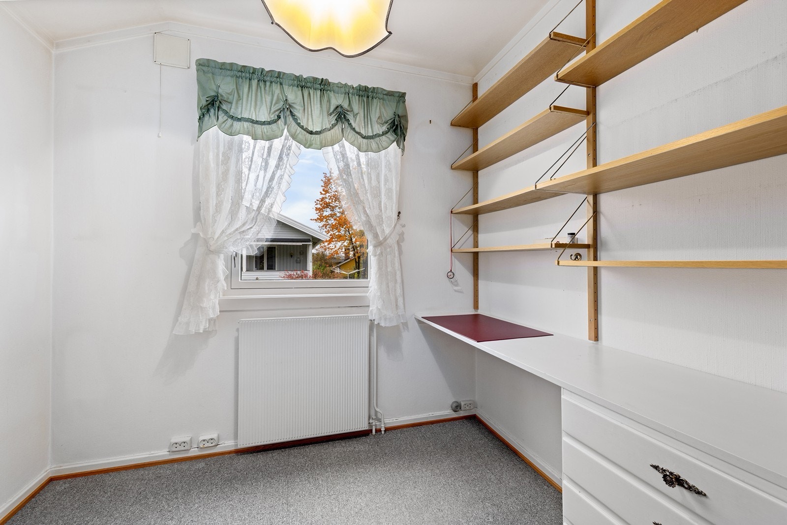 Soverom 2 - Rommet har blitt benyttet som kontor. Galleribilde