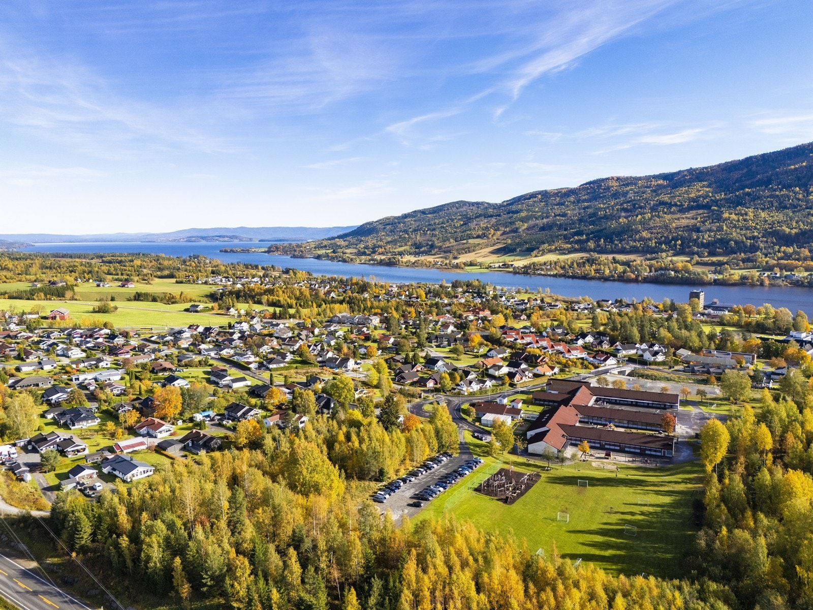 Her bor man nært både servicetilbud og naturskjønne turområder - året rundt! Galleribilde