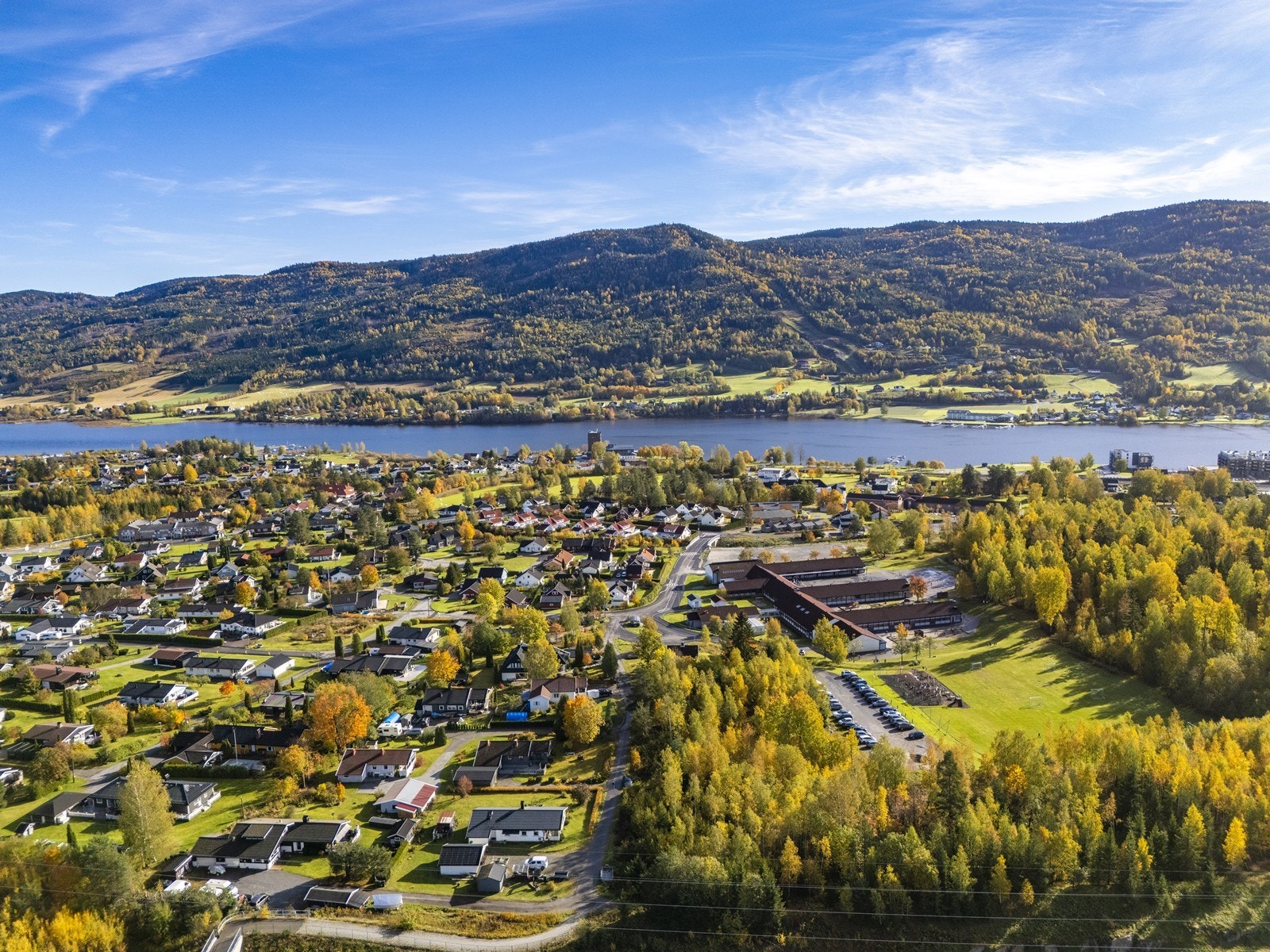 Eiendommen ligger svært sentralt i et rolig og etablert boligområde i Vikersund sentrum. Galleribilde
