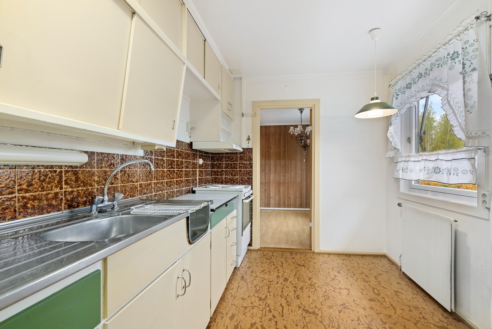 Kjøkkeninnredningen er fra byggeåret og består av glatte fronter og benkeplate i laminat. Galleribilde