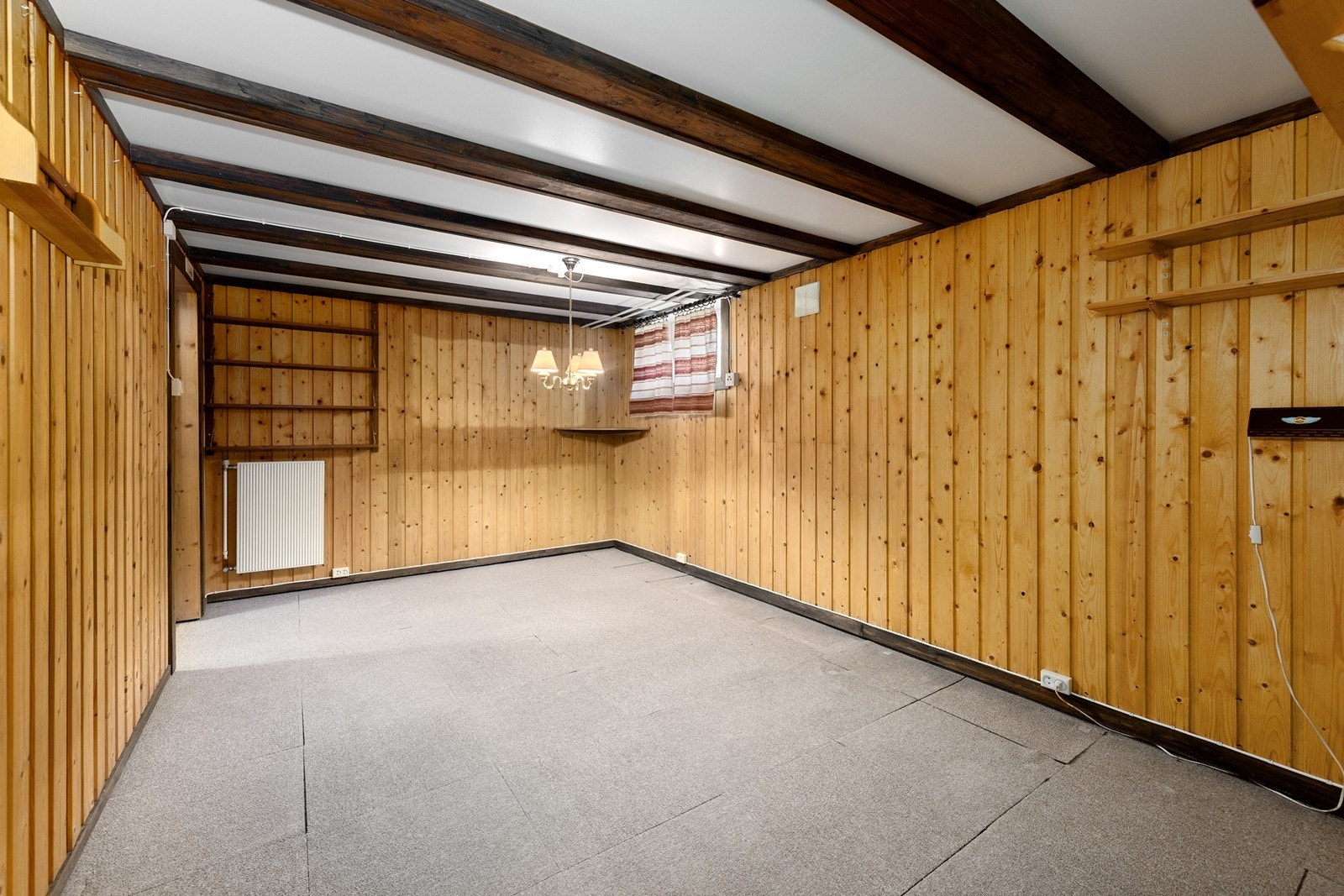 I kjelleren er det innredet med ulike rom, men disse er ikke godkjent som rom for varig opphold. Galleribilde