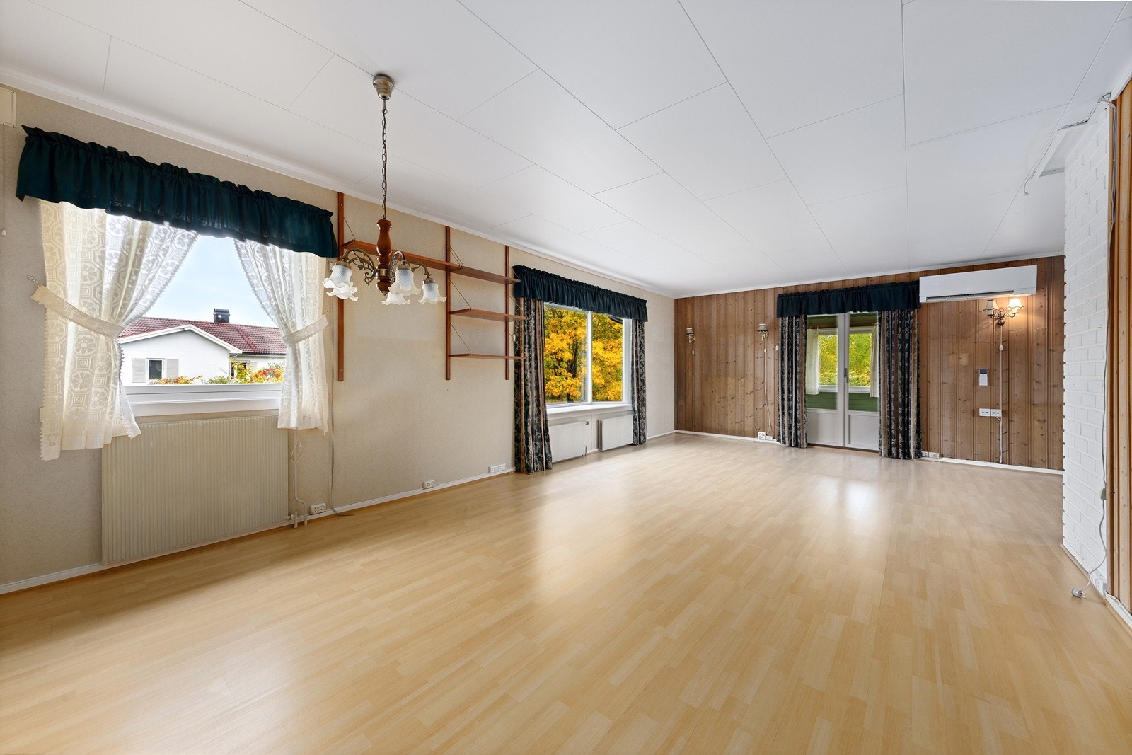 Det er godt lysinnslipp med vinduer på to sider. Galleribilde