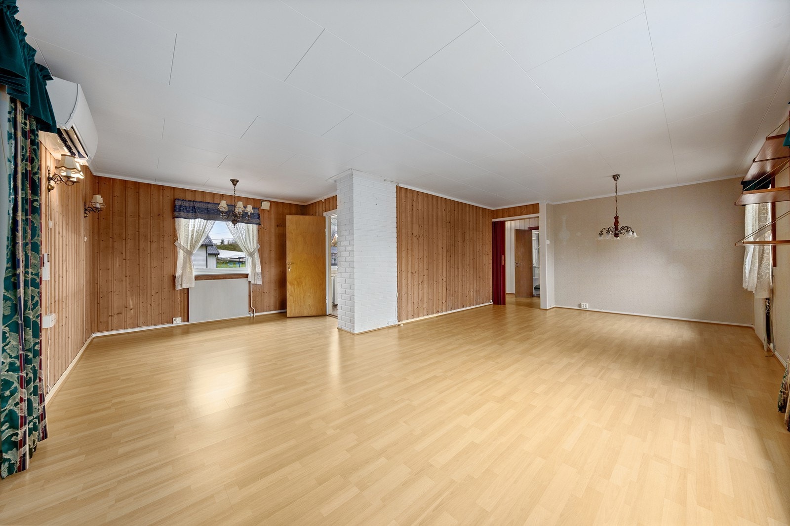 Rommet gir plass til ulike soner som sofa- og spisegruppe. Galleribilde