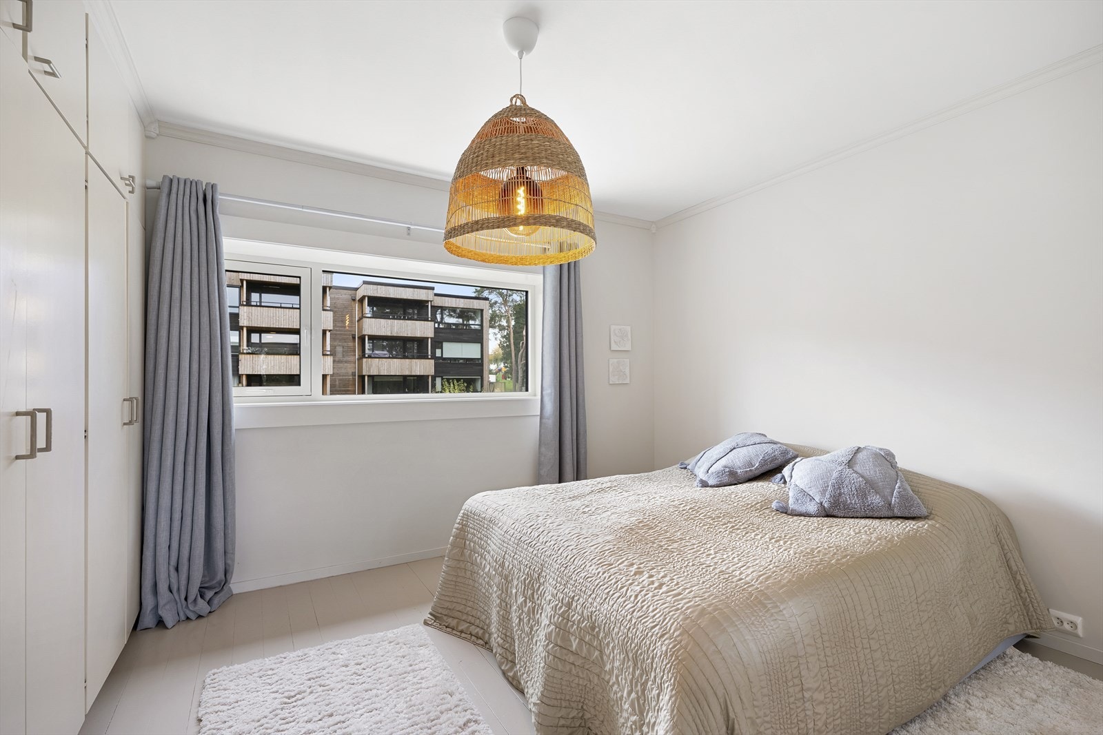 - Hovedsoverommet har adkomst fra stuen og er av god størrelse - Galleribilde