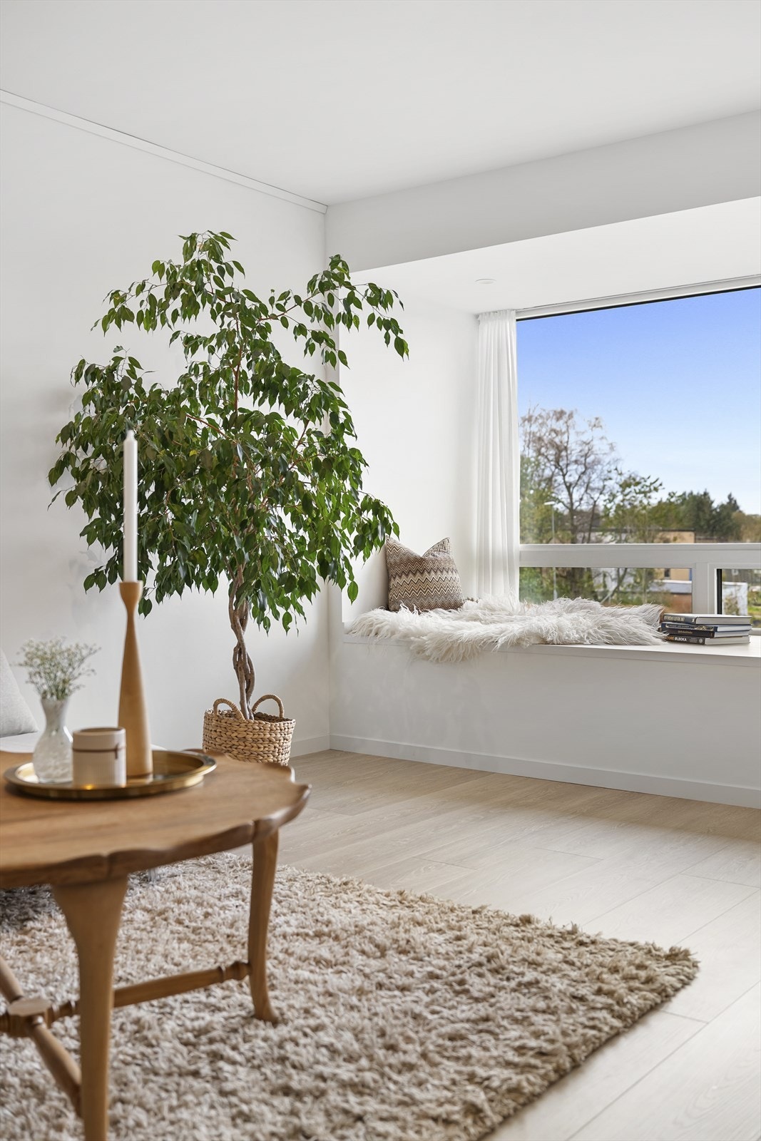 - Utvidelsen har gjort at man får en nydelig sittekrok i vinduet, ypperlig for å nyte utsikten eller en god bok - Galleribilde