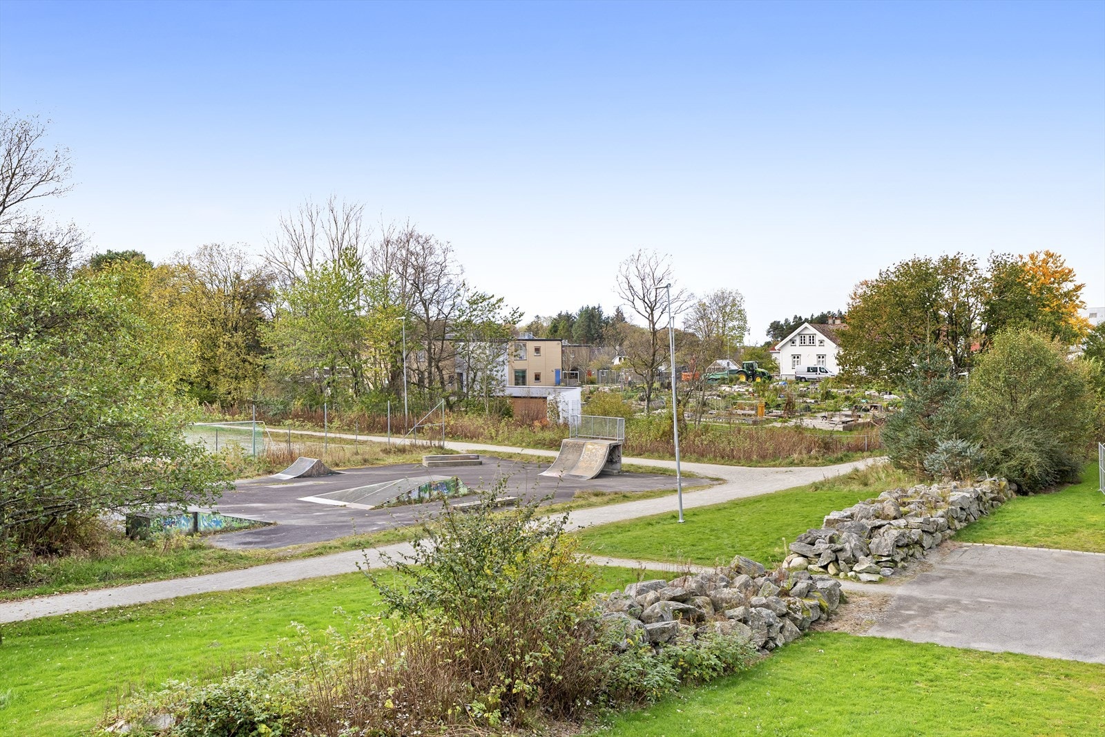 - Boligen er på enden, slik at man har fri utsikt over tursti og nærliggene tilbud - Galleribilde