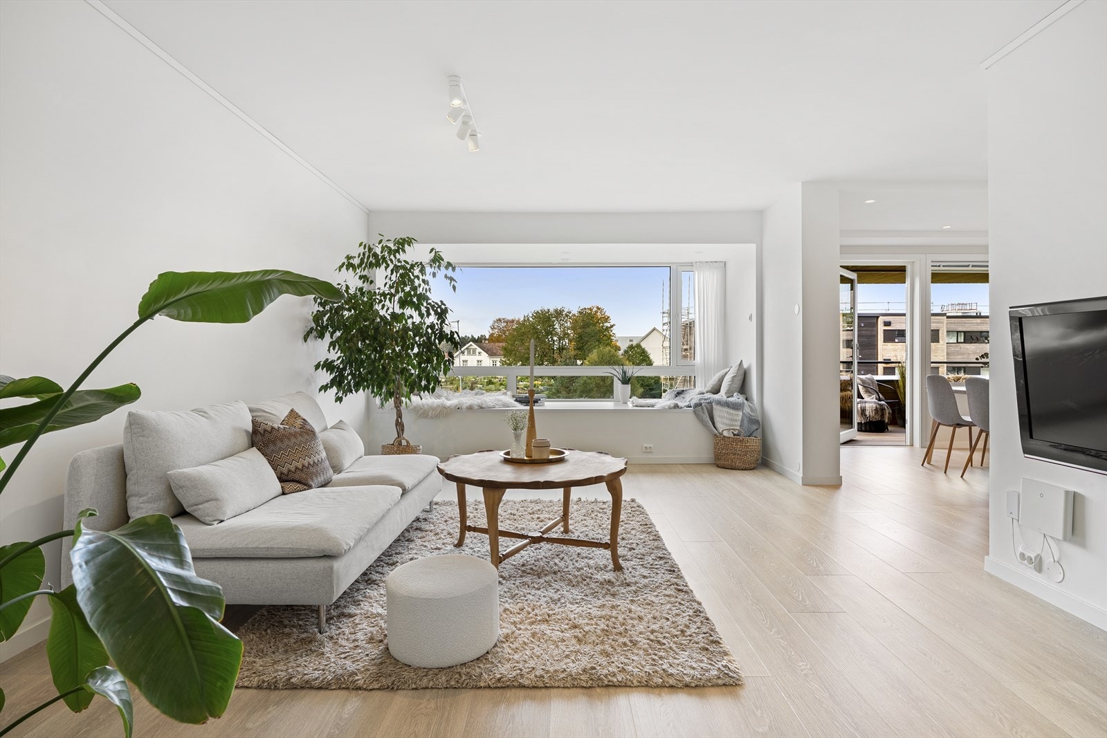 - Leiligheten er utvidet i regi av borettslaget, hvor det samtidig ble renovert fasade og installert balansert ventilasjon - Galleribilde