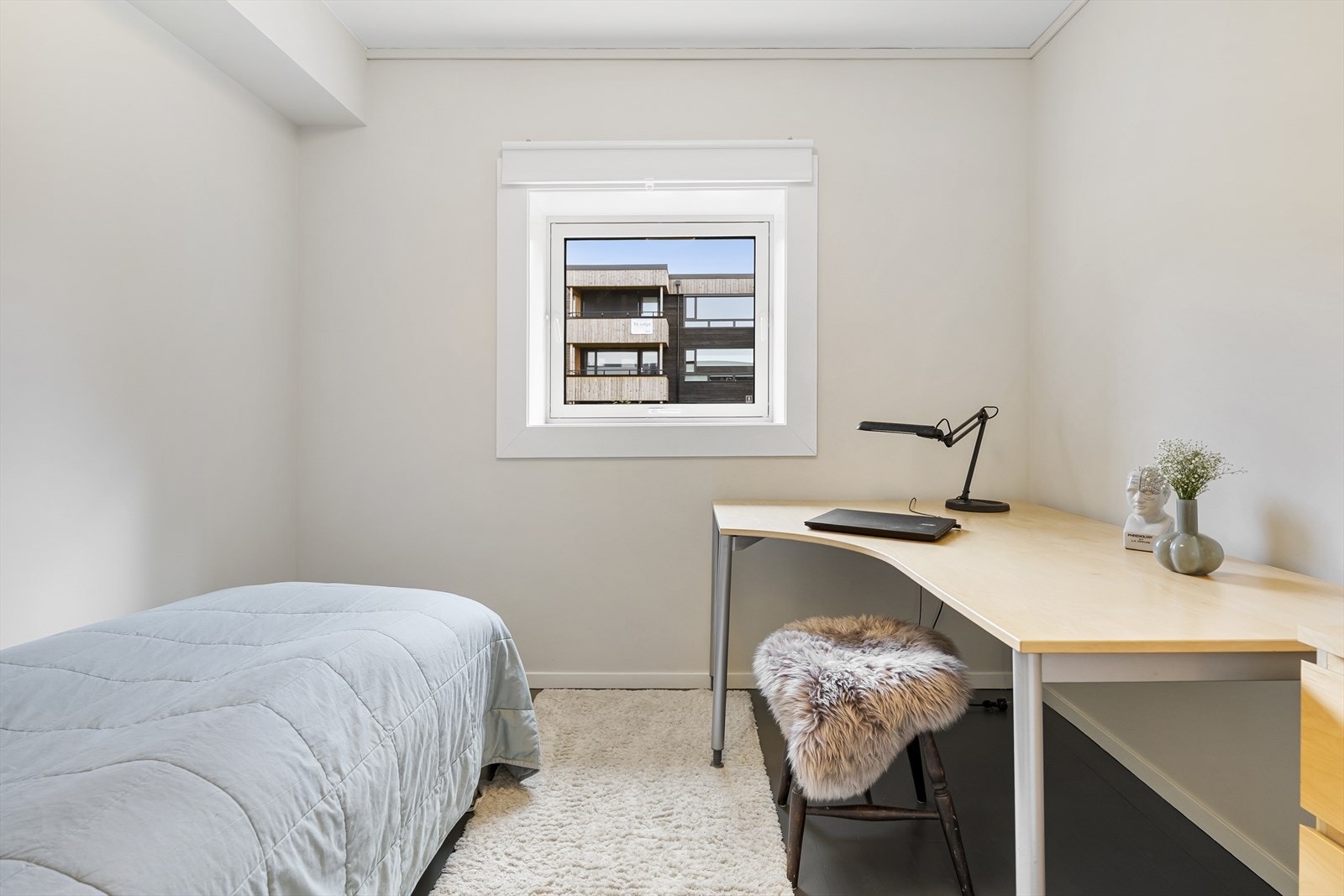 - Soverom 2 har også plass til seng i tillegg til kommode og skrivepult - Galleribilde