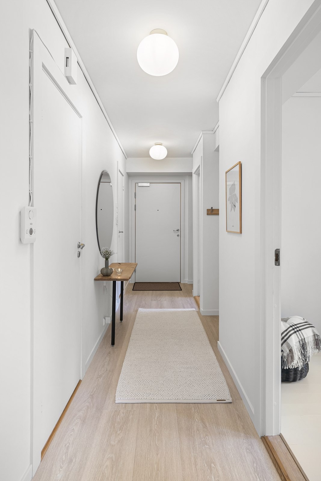 - Romslig entré med flere opphengsmuligheter - Galleribilde