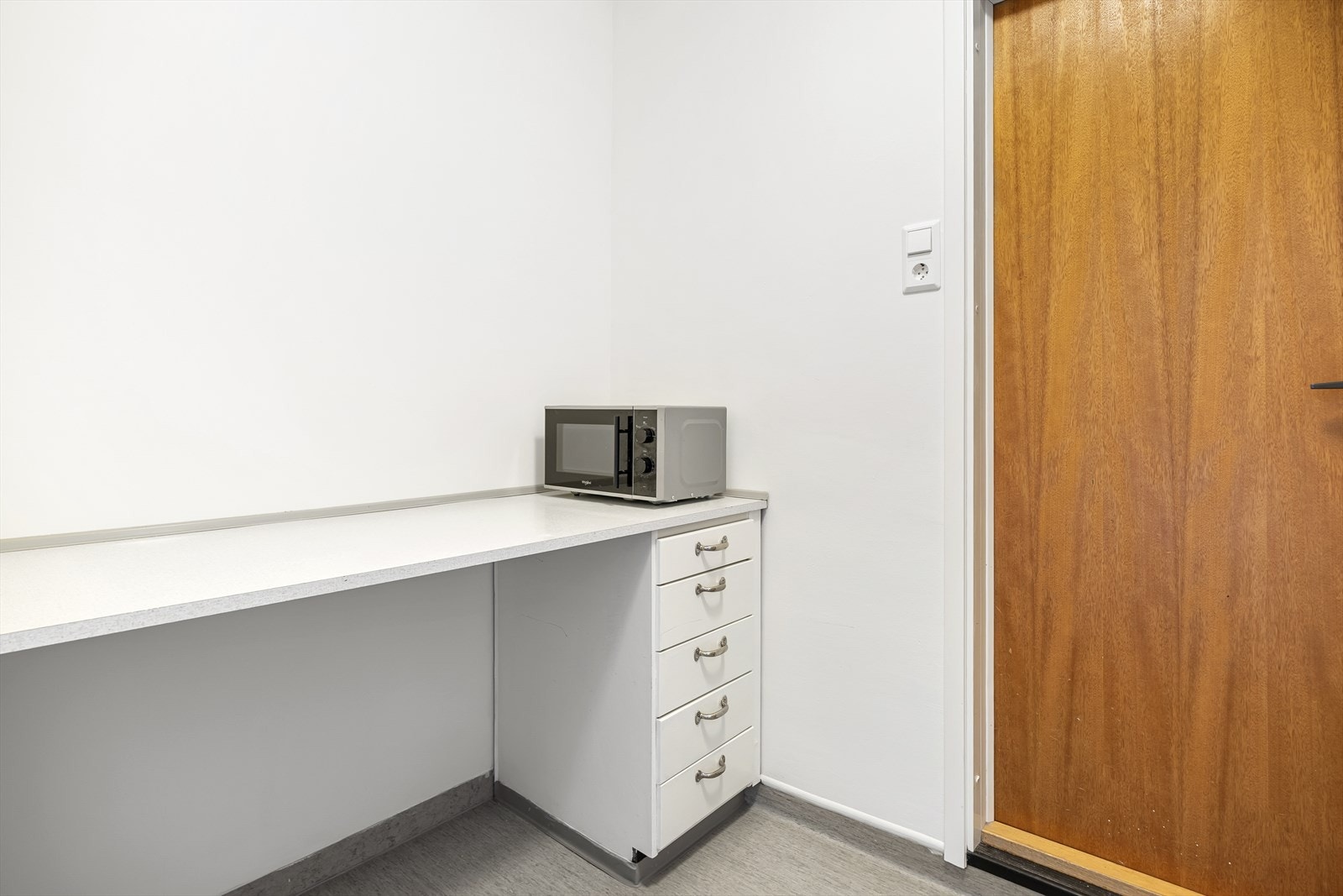 - Her er det også ekstra benkeplass til kjøkkenapparater, samt en romslig innvendig bod - Galleribilde