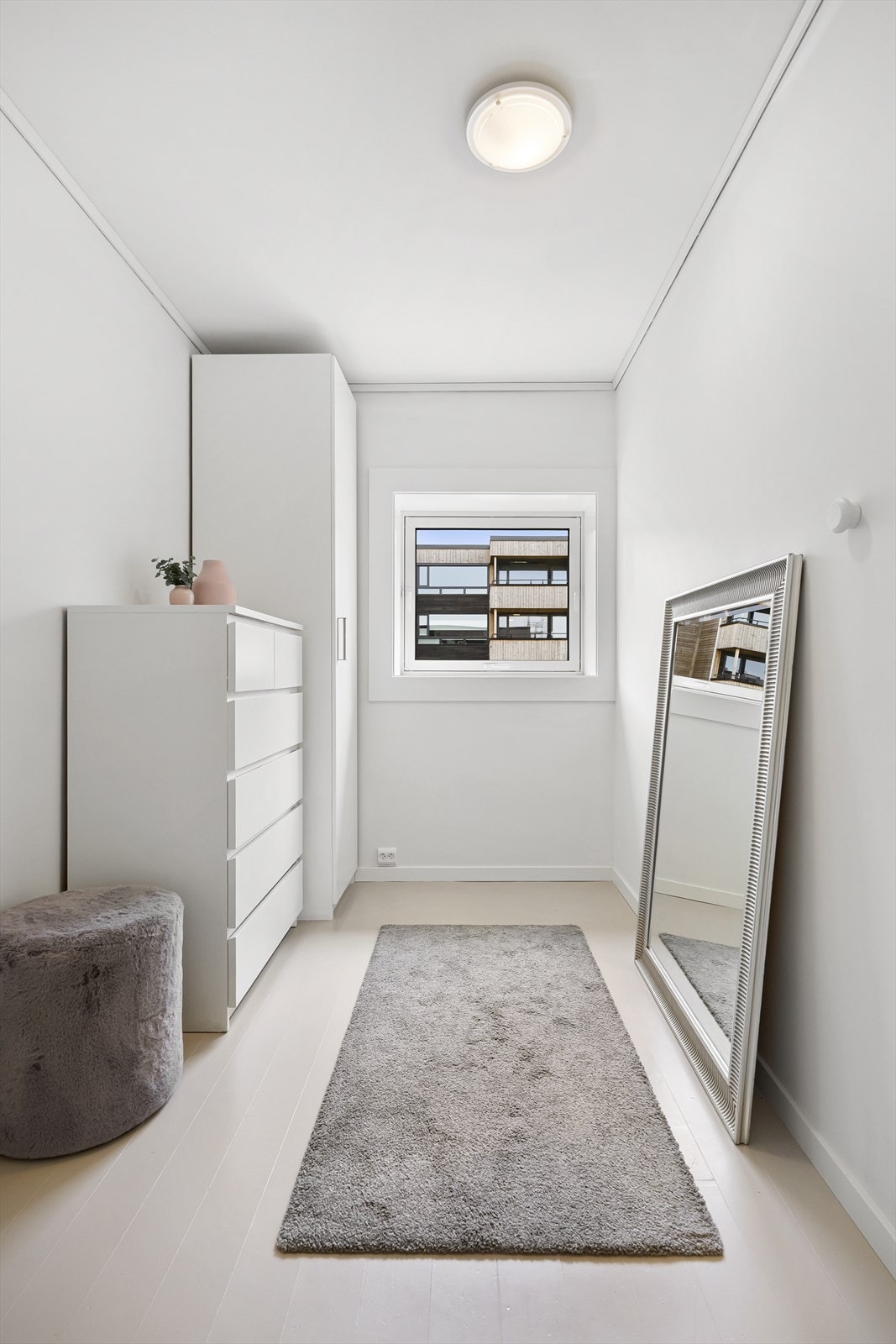 - Soverom 3 er i dag brukt som ekstra garderobeplass - Galleribilde