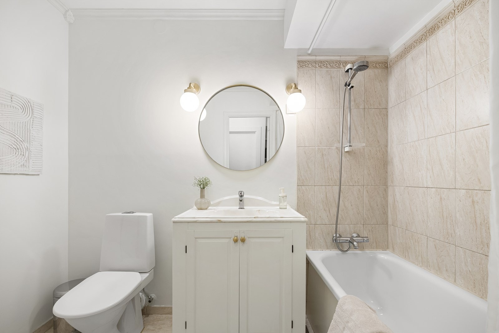 - Badet er delvis flislagt med badekar og flott baderomsmøblement - Galleribilde