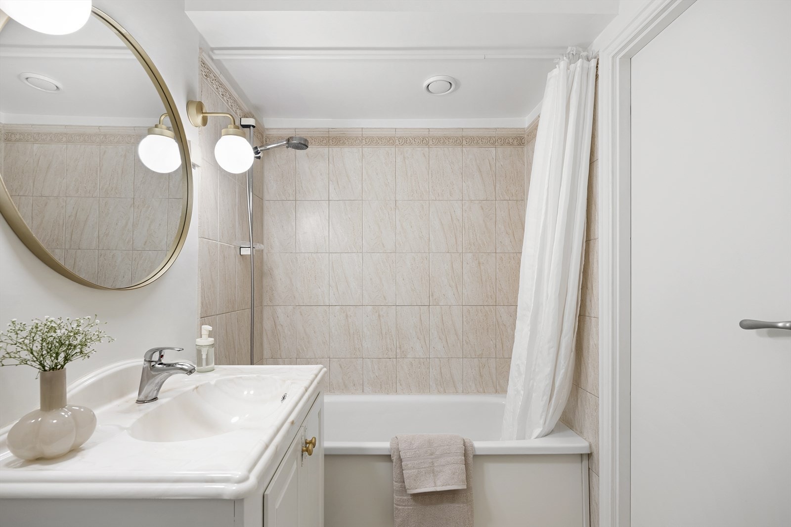 - Det er lyst med slette vegger og god plass til ekstra baderomsmøblement - Galleribilde