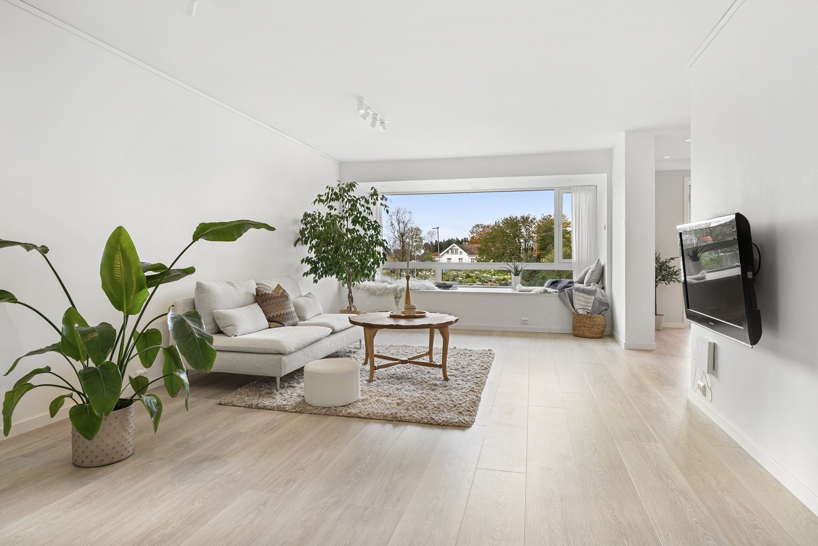 - Leiligheten er gjennomgående overflateoppusset med flott enstavs laminat på gulv og slette, nymalte vegger - Galleribilde