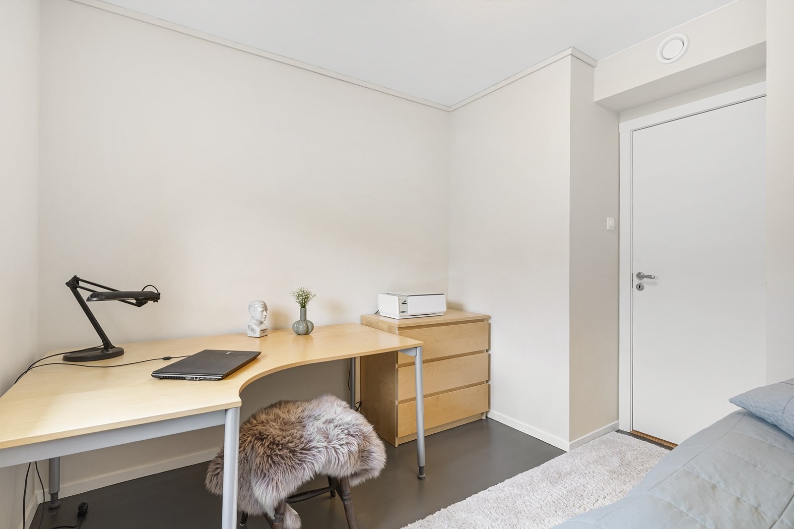 - Rommet kan både brukes som kontor eller barnerom, alt etter ønske og behov - Galleribilde