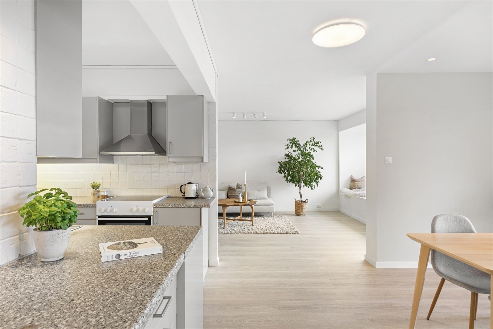 - Kjøkkenet er i samme stil som resten av boligen, med lyse og moderne farger - Galleribilde